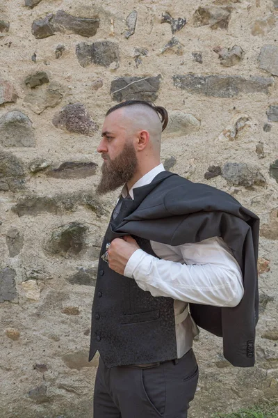 Man Met Lange Baard Draagt Een Donker Elegant Pak Poserend Stockafbeelding