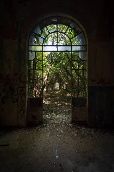 Drzwi Łukowe Wybitymi Oknami Starym Zniszczonym Włoskim Budynku Wieku Urbex — Zdjęcie stockowe