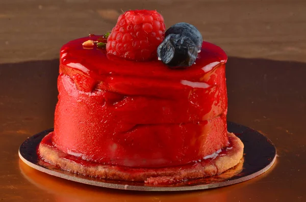 Beautiful Cake Red Glossy Glaze Restaurant — Stock Photo, Image