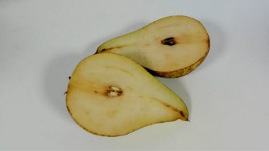 Masanın üstüne kesmek sonra çürüyen armut