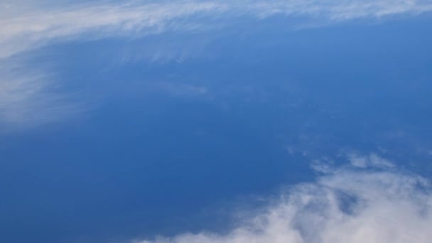 Cumulonimbus bei blauem Himmel mit Wind-Zeitraffer. — Stockvideo