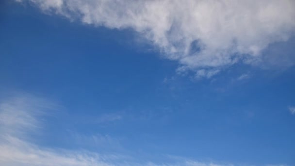 Cumulonimbus rüzgar ile mavi gökyüzünde hızlandırılmış. — Stok video