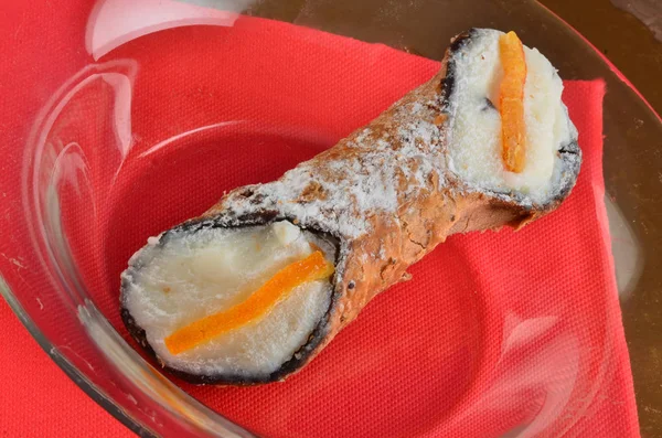 Tatlı: Cannolo Siciliano. Bir İtalyan restoranında.