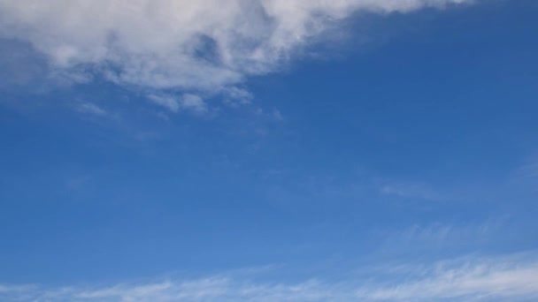 Cumulonimbus in blauwe hemel met wind Time-Lapse. — Stockvideo