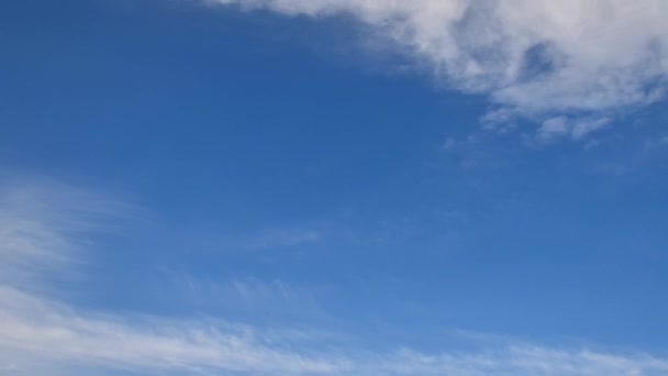 Cumulonimbus modré obloze s větrem Time-Lapse. — Stock video