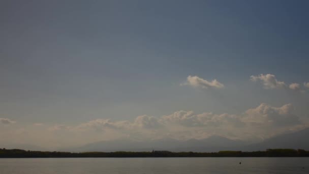 Ampla foto do Lago Viverone, Itália . — Vídeo de Stock