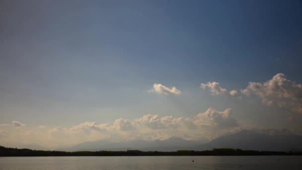 Szeroki strzał z jeziora Viverone, Włochy. — Wideo stockowe