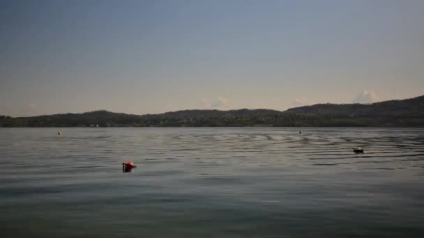 Vista panorámica del lago Viverone, Italia . — Vídeo de stock