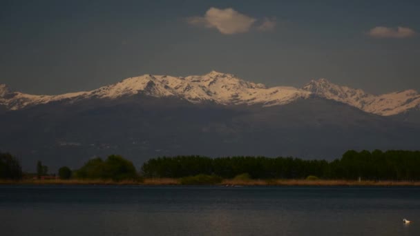 Lago de Candia na primavera, com canoas 4k — Vídeo de Stock