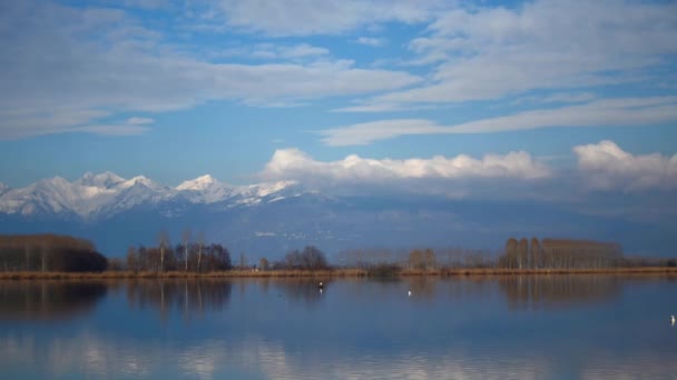 Lac Candia en hiver avec pré-Alpes et Alpes — Video