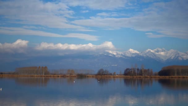 Göl Candia kış öncesi Alpler ve Alpler ile — Stok video