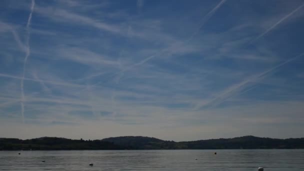 Viverone (Torino), Itália - Maj 30, 2018: Vista do lago Viverone na temporada de primavera . — Vídeo de Stock