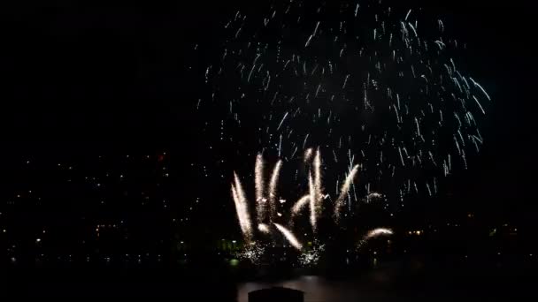 Competição de fogos de artifício do Ano 2017 no lago Orta . — Vídeo de Stock