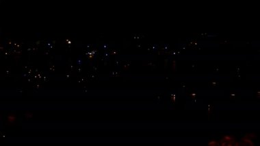 Gece gece ışıklar teknelerle müstehcen yansımaları ile orta göl hareket