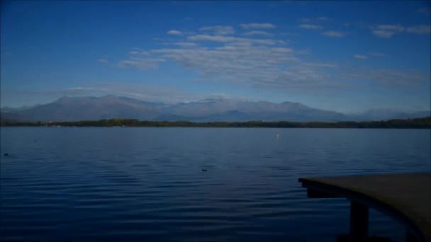 Viverone (Τορίνο), Ιταλία - Μάρτιος 21, 2011: Viverone λίμνη την άνοιξη, με την προ-Άλπεων — Αρχείο Βίντεο