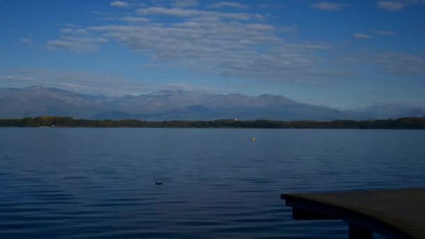 Вивероне (Турин), Италия - 21 марта 2011 года: озеро Вивероне весной, с предальпийскими склонами — стоковое видео