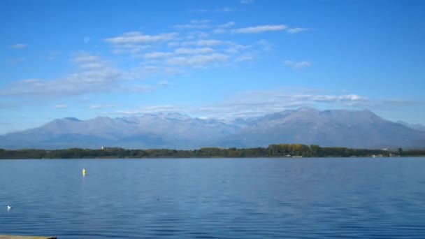 Viverone (Turin), Italie - 21 mars 2017 : Lac Viverone au printemps, avec pré-Alpes — Video