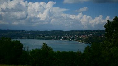 Viverone (Torino), İtalya - 21 Mart 2017: Bahar öncesi Alpler göl Viverone