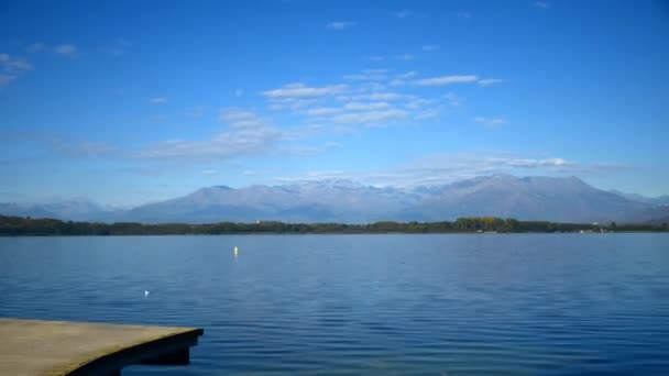 Viverone (Τορίνο), Ιταλία - 21 Μαρτίου 2017: Viverone λίμνη την άνοιξη, με την προ-Άλπεων — Αρχείο Βίντεο