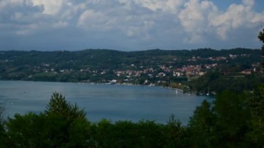 Viverone (Torino), İtalya - 21 Mart 2017: Bahar öncesi Alpler göl Viverone