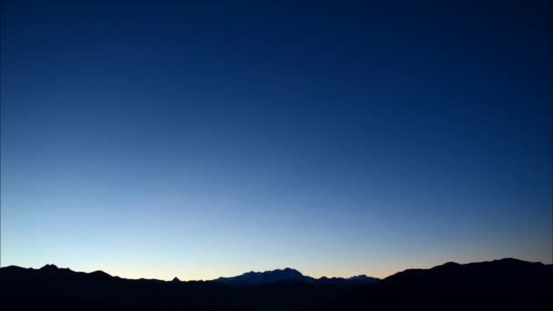 Monte Rosa (Alpes italianos) vista da Valsésia ao pôr-do-sol — Vídeo de Stock