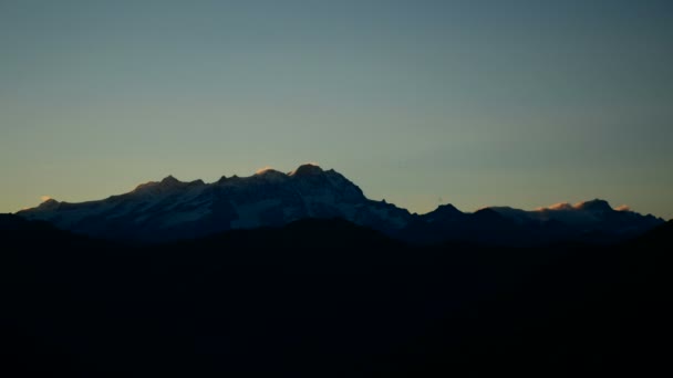Μόντε Ρόζα βουνό (ιταλικές Άλπεις) φαίνεται από Valsesia στο ηλιοβασίλεμα — Αρχείο Βίντεο