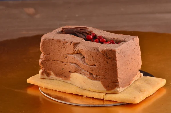 Karamel pasta, mus tatlı bir plaka üzerinde. Bir restoranda.