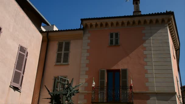 Альба (Кунео), Італія - 3 червня, 2017: погляд з площі будинку Беппе Fenoglio в Alba. П'ємонт області,-д'Аоста. — стокове відео