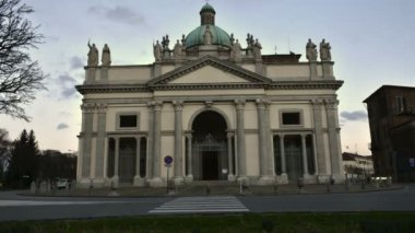 Vercelli, İtalya - 3 Mart, 2017: bahçeleri Vercelli Duomo, kilise görünümden. Piemonte bölgesi, İtalya.