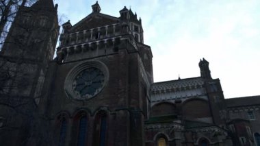 Vercelli, İtalya - 17 Şubat 2017: Görünüm Basilica di Sant'Andrea, kasaba, Vercelli içinde Piemonte bölgesi, Kuzey-Batı İtalya 1219 1227 arasında inşa bir manastır kilisesi Meydanı.