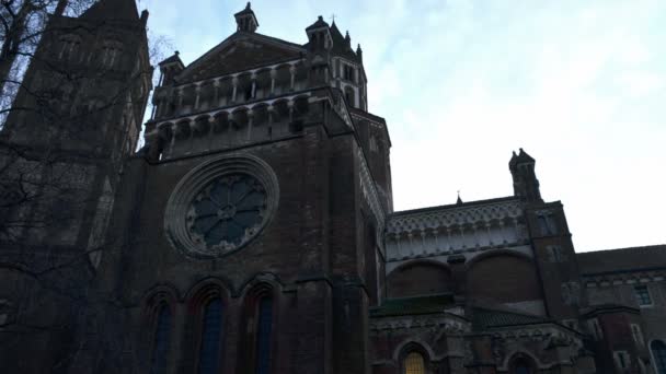 Vercelli, Italië - 17 maart 2017: Uitzicht vanaf het plein van de Basilica di Sant'Andrea, kerk van een klooster gebouwd tussen 1219 en 1227 stad van Vercelli, regio Piemonte, Noord-West Italië. — Stockvideo