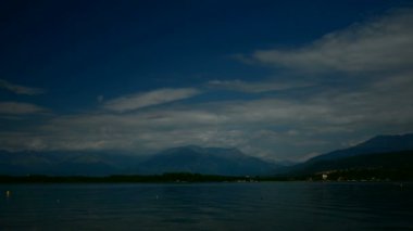 Viverone (Torino), İtalya - Maj 15, 2017:i Viverone Gölü ve Alpler Piyemonte - İtalya