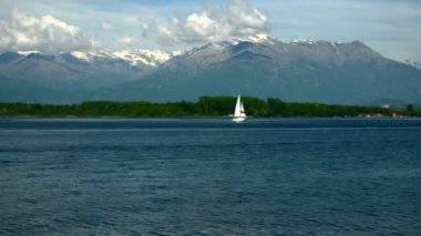 Viverone (Torino), İtalya - Maj 15, 2017:i Viverone Gölü ve Alpler Piyemonte - İtalya