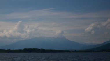 Viverone (Torino), İtalya - Maj 3, 2018: Viverone Gölü ve Alpler Piyemonte - İtalya