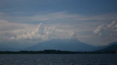 Viverone (Torino), İtalya - Maj 3, 2018: Viverone Gölü ve Alpler Piyemonte - İtalya