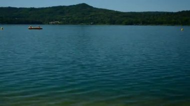 Viverone (Torino), İtalya - 3 Temmuz 2017: Viverone Gölü ve öncesi Alpler Piedmont, İtalya