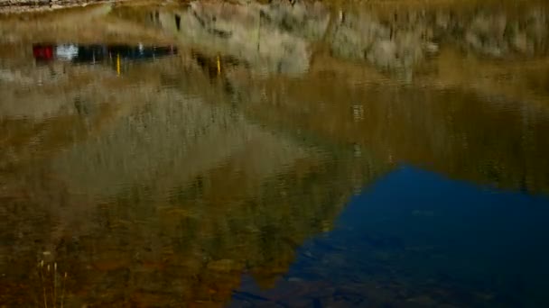 Ceresole (Τορίνο), Ιταλία - Οκτώβριος 5, 2012: Ακτοπλοία μιας λίμνης μικρά βουνά. — Αρχείο Βίντεο