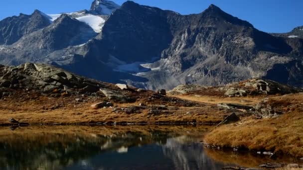 Ceresole (Torino), Itálie - 5. října 2012: Pobřežních malé hory jezero. — Stock video