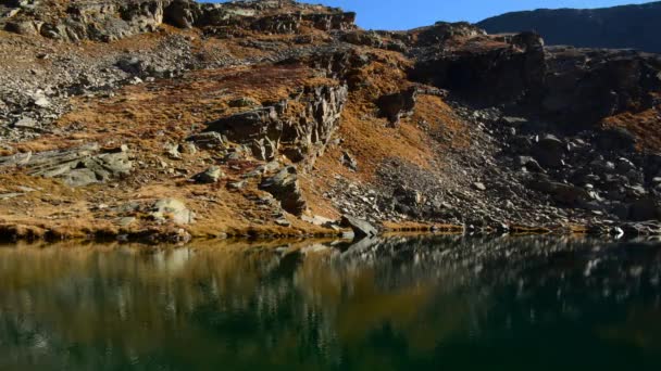 Ceresole (Torino), Itálie - 5. října 2012: Pobřežních malé hory jezero. — Stock video