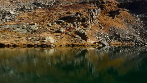 Ceresole (Τορίνο), Ιταλία - Οκτώβριος 5, 2012: Ακτοπλοία μιας λίμνης μικρά βουνά. — Αρχείο Βίντεο