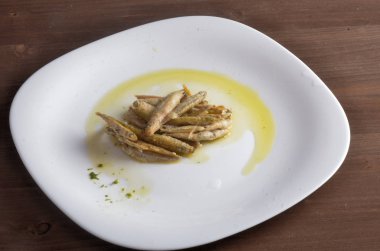 Kızarmış balık yağı beyaz tabakta ile