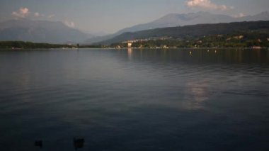 Viverone (Torino), Italya-3 Temmuz 2017: Viverone Gölü ve Piedmont, Italya pre-Alps. Pedal ile maç.