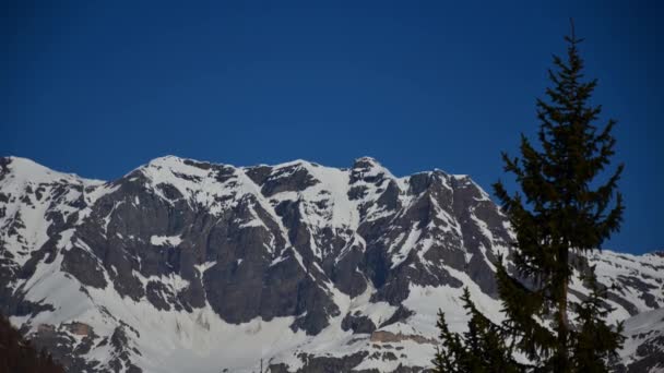 Ceresole (Torino), Italië-5 april 2012: glimp van het nationaal park van het Grand Paradise — Stockvideo