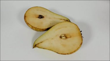 Meyve bozulmak ve çürümeye başladı. Gıda gri kürk, beyaz toz, kadife daire ve tüylü büyüme yüzeyi meyve yüzeyinde kalıp