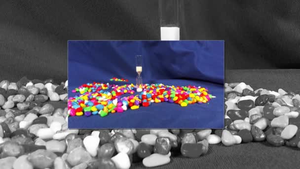水晶沙漏与蓝色和彩色石头 — 图库视频影像
