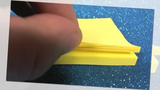 Feche as imagens de uma pessoa colando uma lista de tarefas em uma prancha de cortiça . — Vídeo de Stock