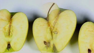 Koşu kum saati yanındaki eski çürük elma solmuş