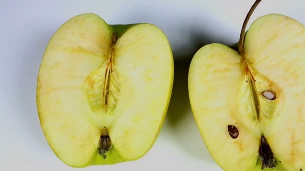 Verdorrte alte faule Äpfel neben laufender Sanduhr — Stockvideo