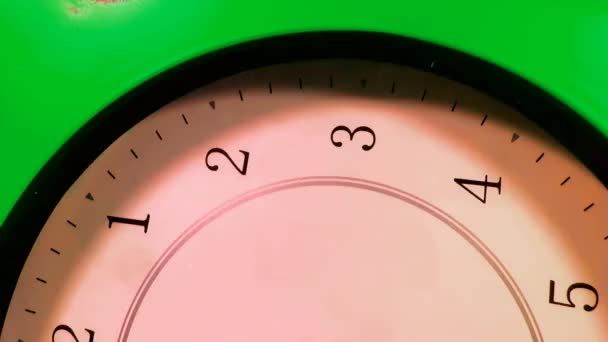 Timelapse "Час мух". Час працює швидко, за 15 хвилин на білому круглі годинник. Швидко рухомих спина стрілки годинника. Ультра відео високої чіткості 4 к запас символізуючи швидко мух часу. — стокове відео