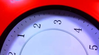 Timelapse 'Zaman uçar'. Zaman hızlı çalışır, beyaz 15 dakika yuvarlak saat. Hızlı hareketli spin eller saatin. Zaman hızlı uçar.